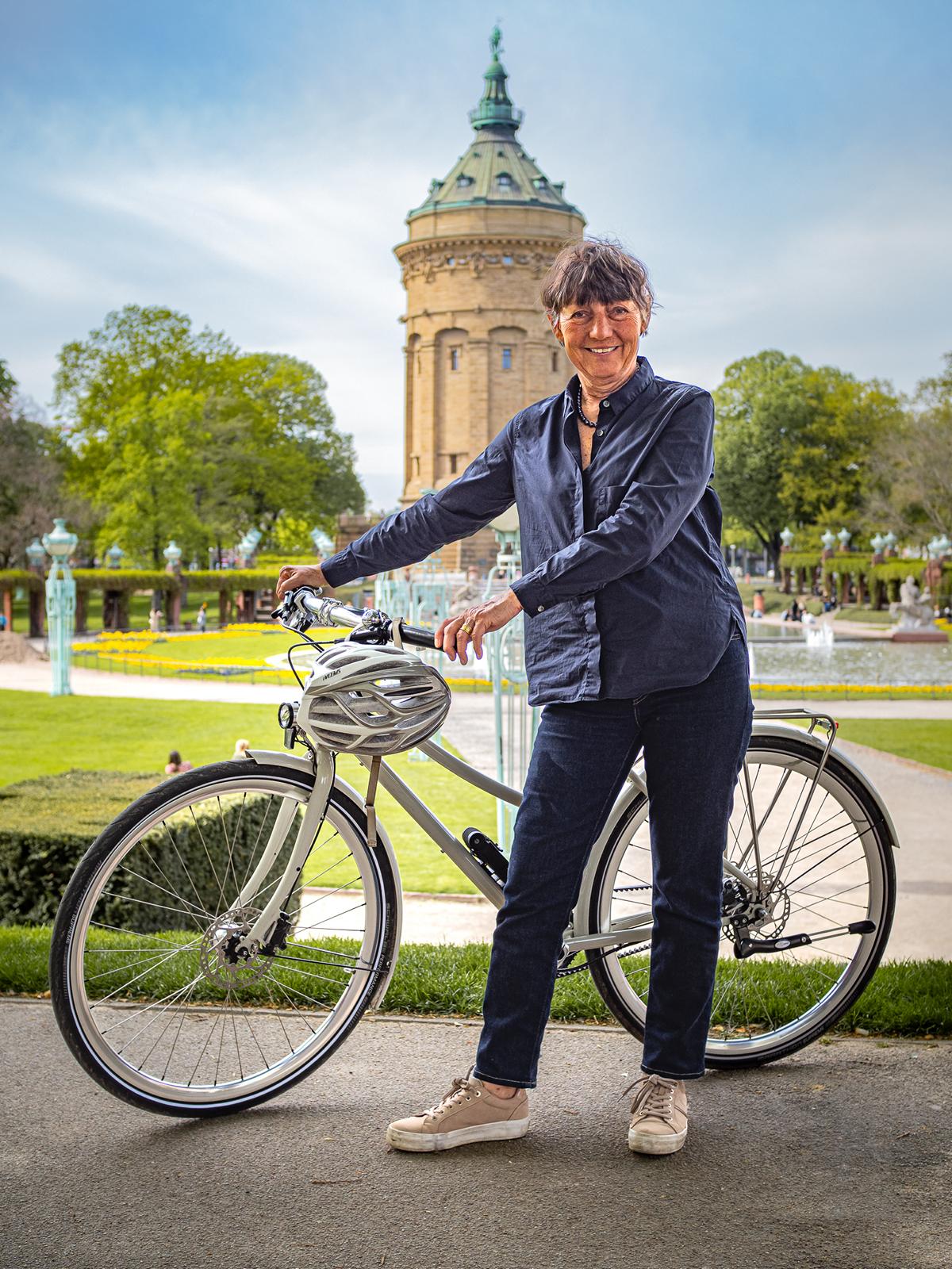 Frau mit Fahrrad, Mannheimer Wasserturm